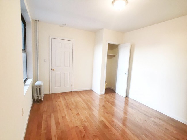 Building Photo - 65 E 175th St