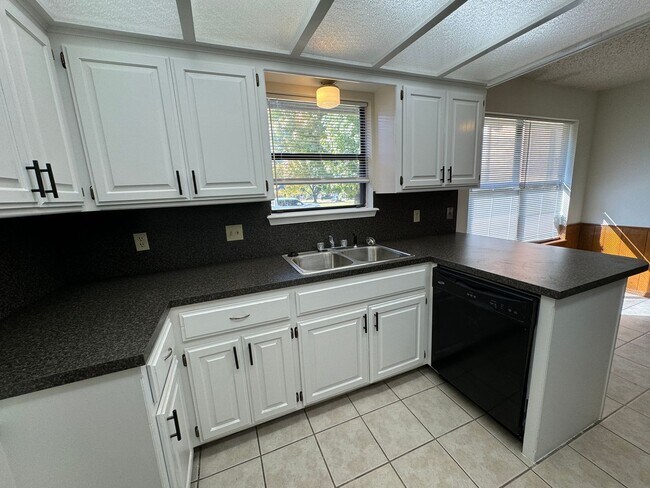 Building Photo - 3 bed 2 bath in Norman, West side, close t...