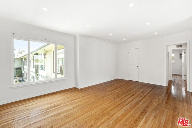 Foto del edificio - 1235 N Harper Ave