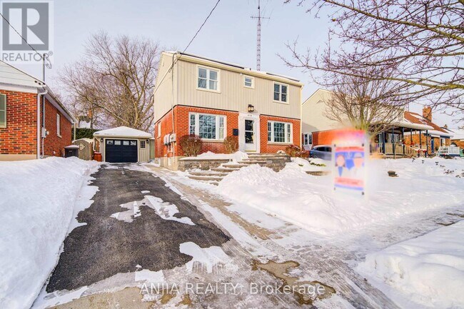 Building Photo - 818 Masson St