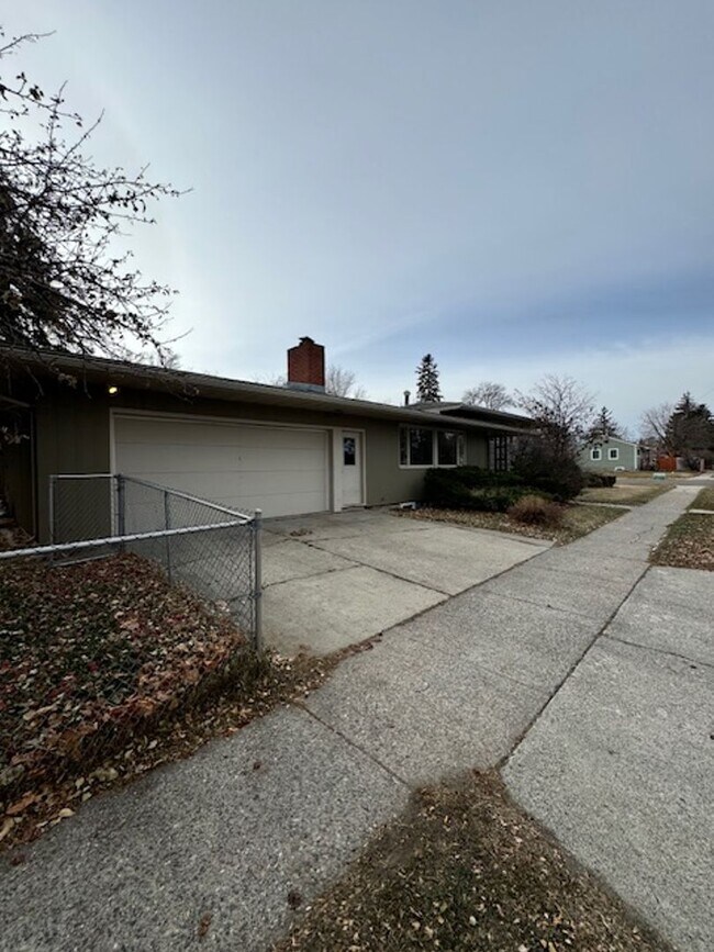 Building Photo - Centrally Located Apartment Walking Distan...