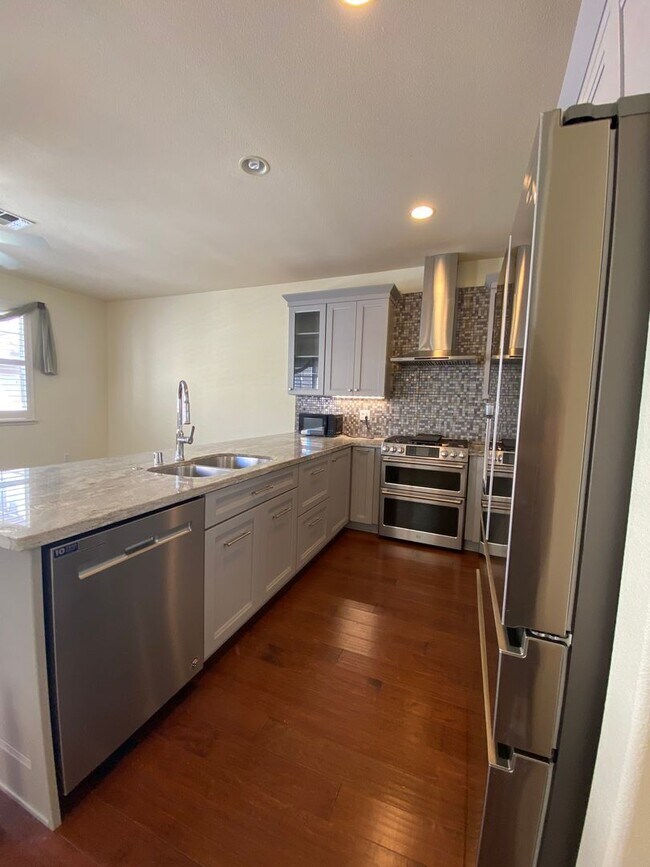 Building Photo - Open house Saturday 3/30 from 1-3 pm Luxur...