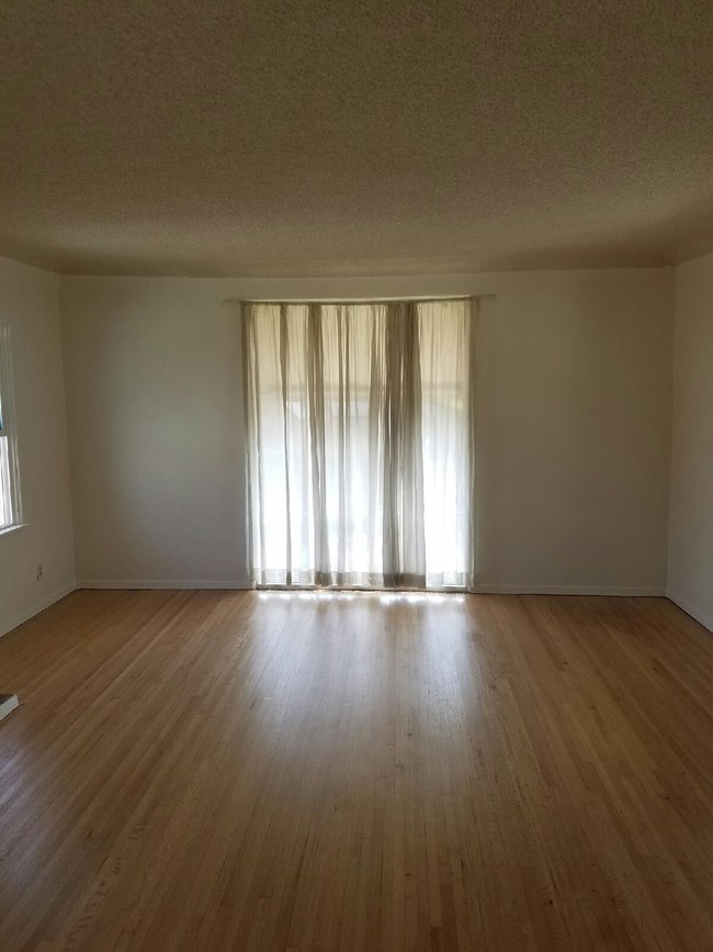 Foto del edificio - 1427 S Ridgeley Dr