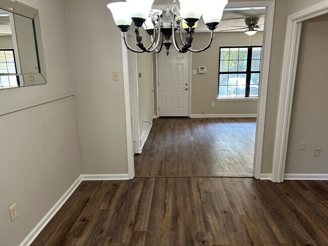 Foto del edificio - 8267 Oakbrook Dr