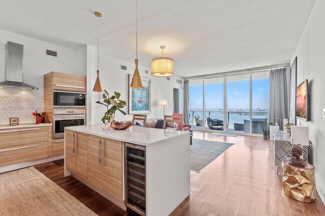 Building Photo - 2020 N Bayshore Dr