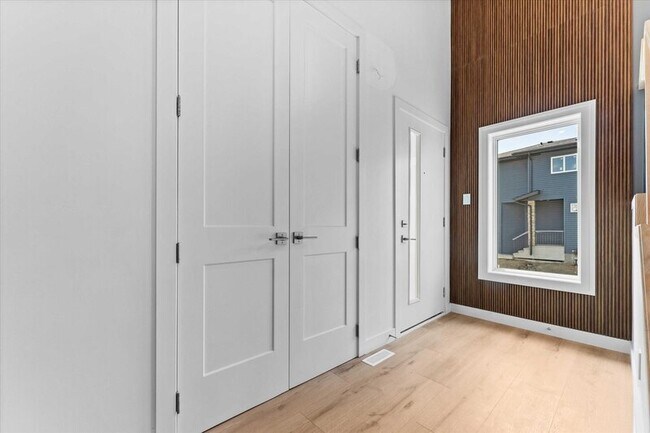 Photo du bâtiment - 1812 155 Ave NW