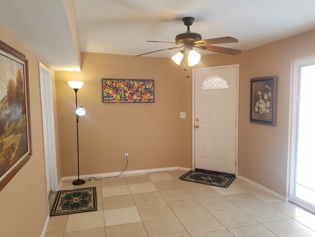 Sala de estar - puerta principal - 213 N Helena St