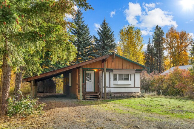 Building Photo - Spacious 2-Bed, 1-Bath Rental with Bonus R...