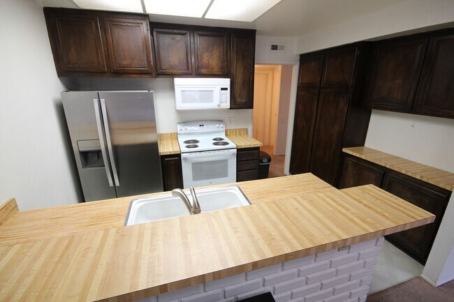 Foto del edificio - Spacious 3 Bedroom Townhome with 2-car gar...