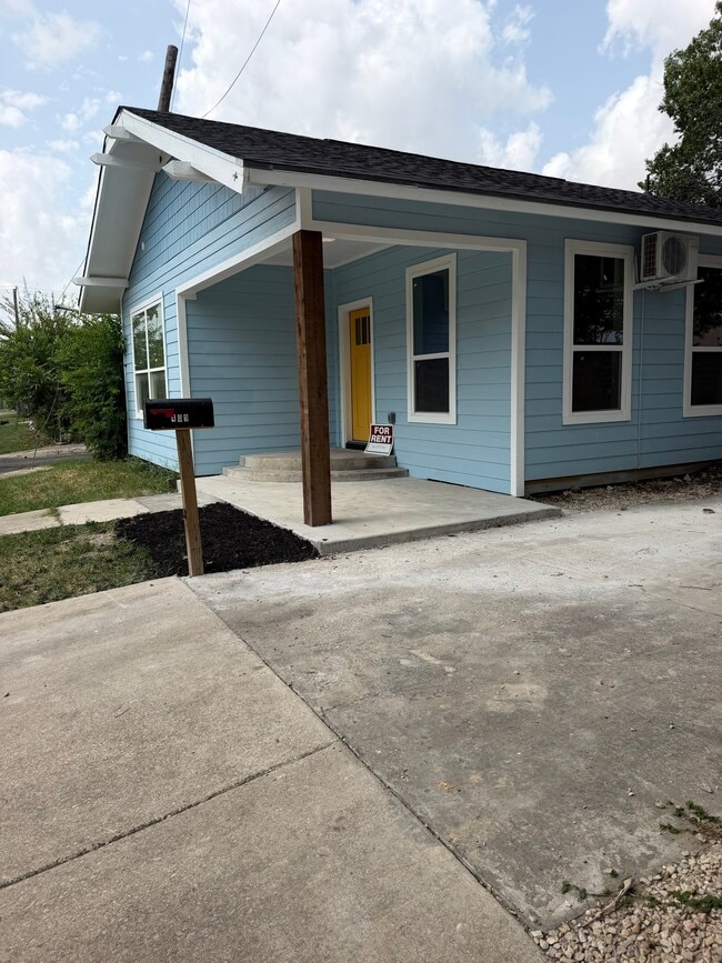 Building Photo - 409 S Calaveras St