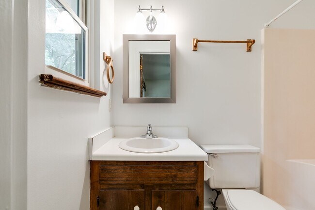 Foto del edificio - CHARMING 3-BEDROOM CEDAR SIDED RANCH HOUSE -Available