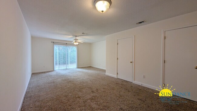 Building Photo - 2 Bedroom 2.5 Bath Townhome Centrally Loca...