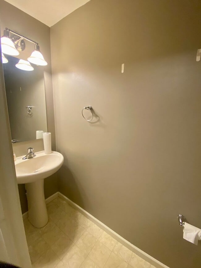 Building Photo - 27 E Imperial Dr