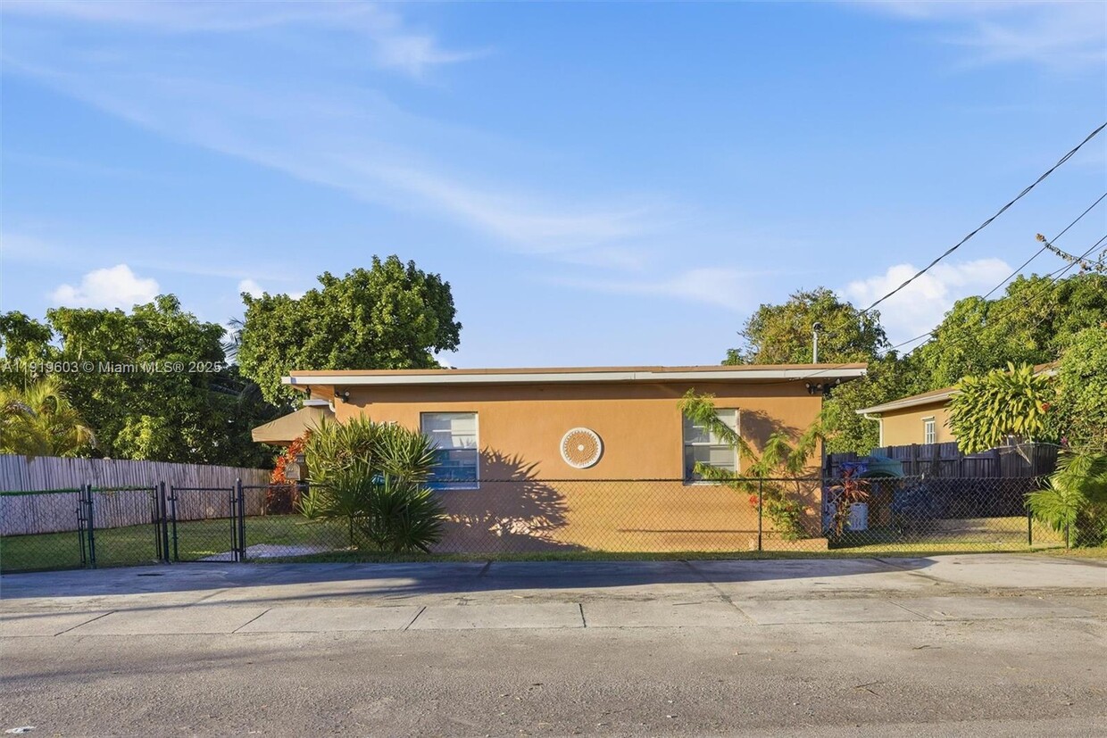 Foto principal - 2445 SW 18th St