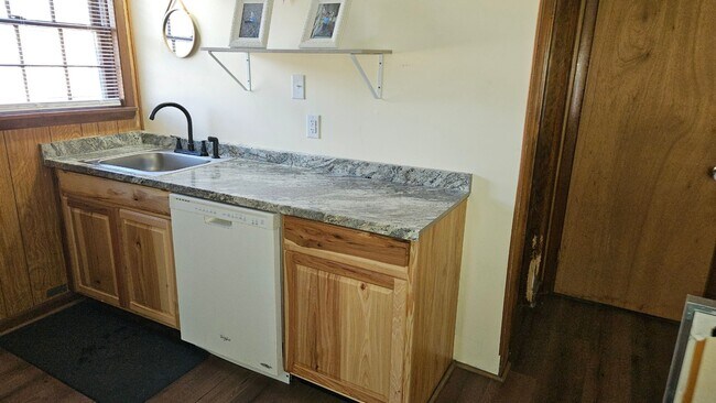 Foto del edificio - 379 Pine Bluff/ Lease for  Seth O. Schoenf...