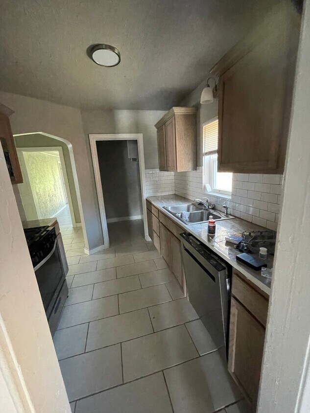 Primary Photo - 5 bed 2 bath house for rent in great upcom...