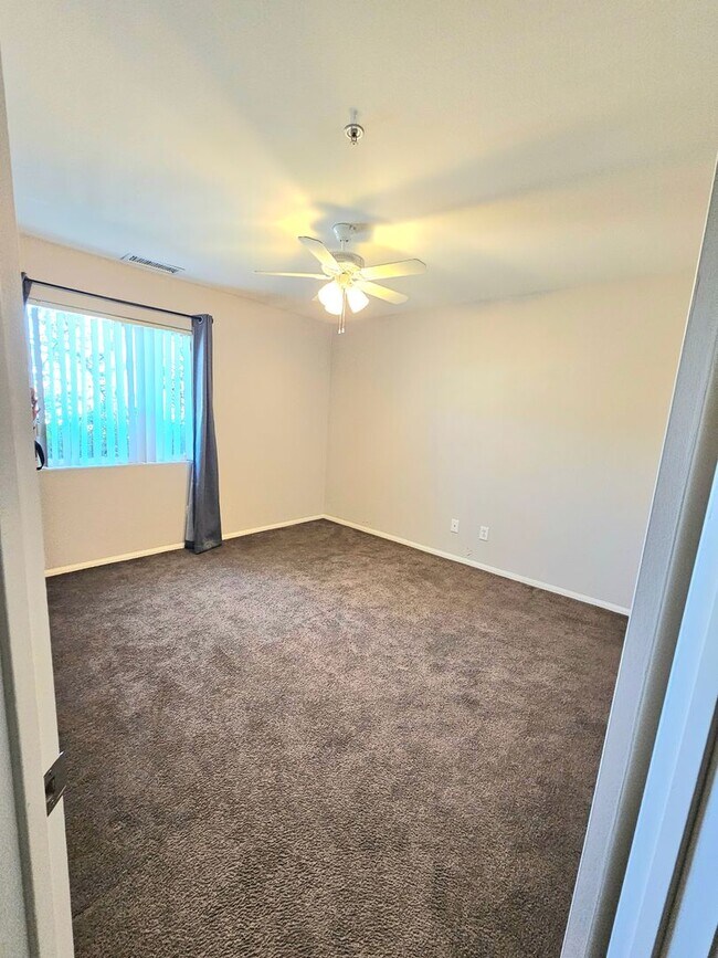 Building Photo - 4 bedroom HOME