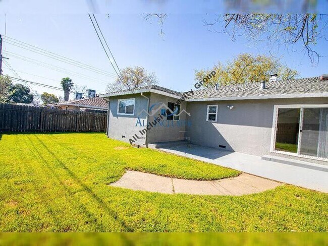 Foto del edificio - Dreamy Duplex Delight: 4 Beds, 1 Bath in S...