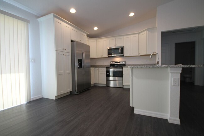 Foto del edificio - Beautiful 3 Bedroom, 2 Bathroom Home in Oc...
