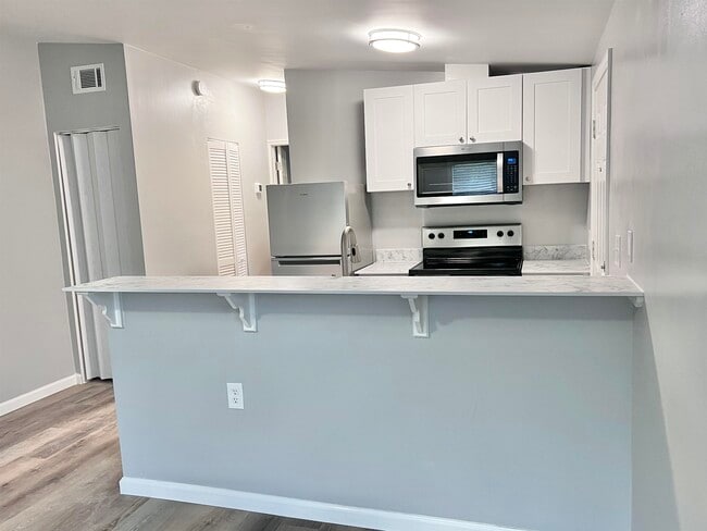 Building Photo - 722 W 6th Ave