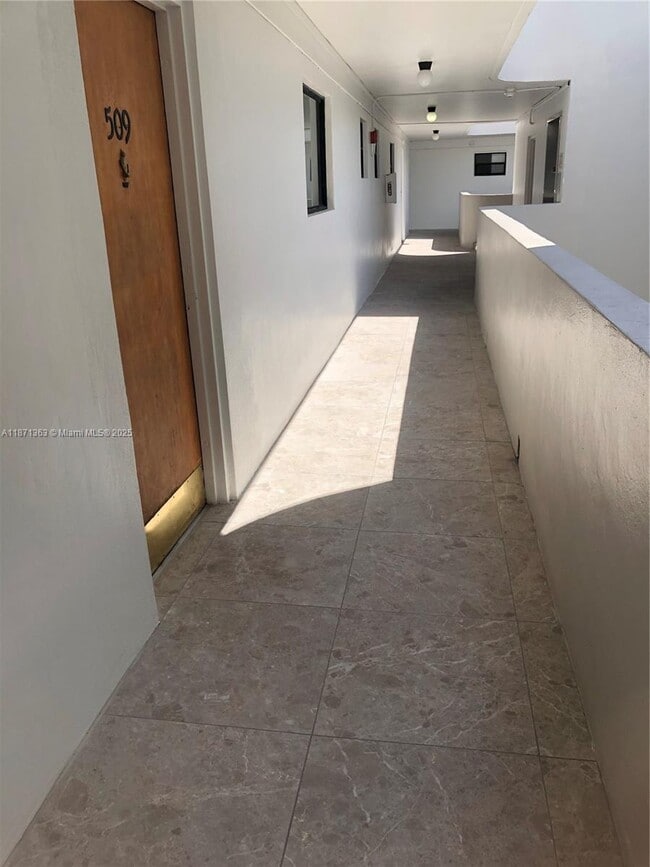 Foto del edificio - 8100 Byron Ave