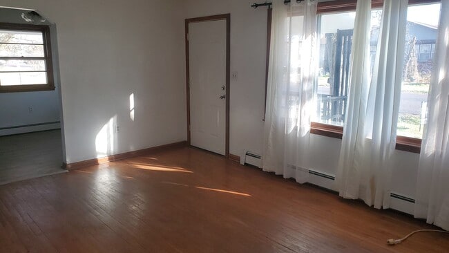 Building Photo - 3 bd, 2 ba house NE Columbia, 2nd living room downstairs, fenced, w/d included