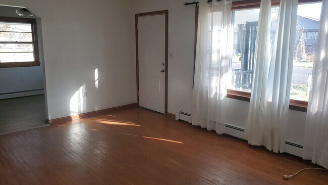 Foto del edificio - 3 bd, 2 ba house NE Columbia, 2nd living room downstairs, fenced, w/d included