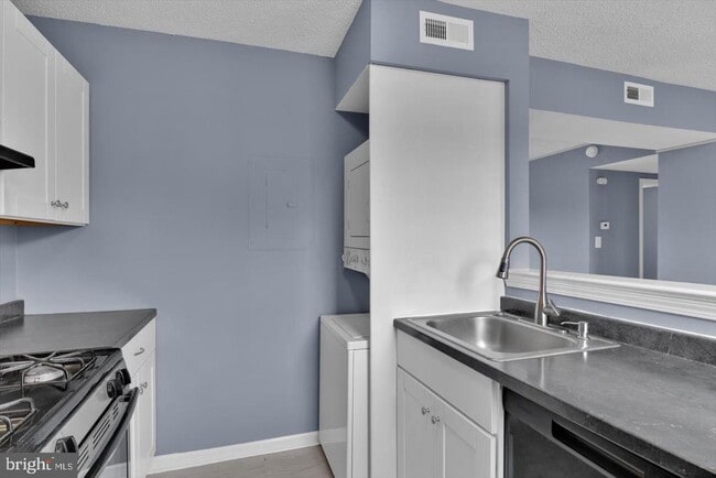 Building Photo - 100 Park Blvd