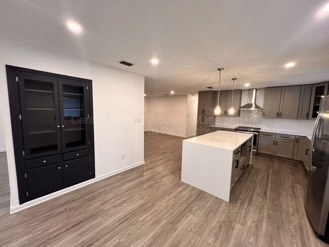 Building Photo - 2080 Thunderbird Trail