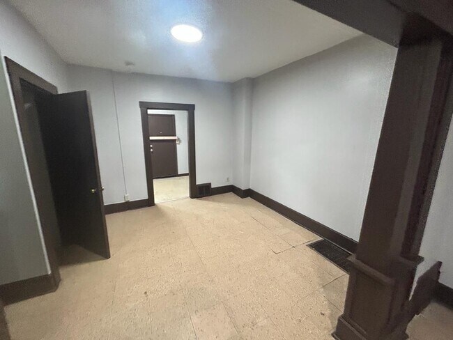 Foto del edificio - 22 E Dennick Ave