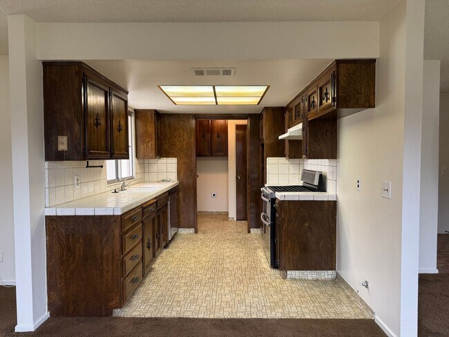 Building Photo - 1586 Hawthorne Dr