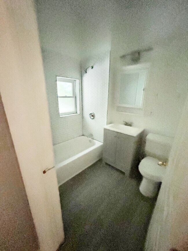 Foto del edificio - 1035 E 75th St