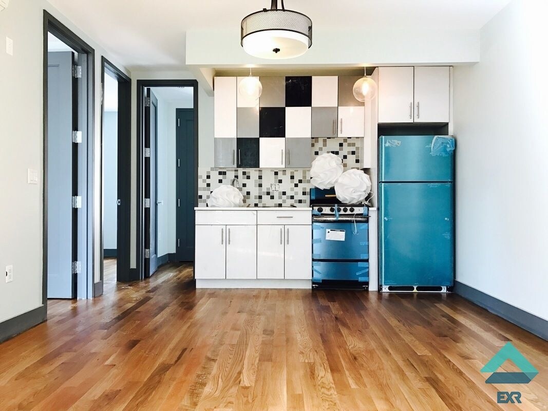 Foto principal - 996 Willoughby Ave