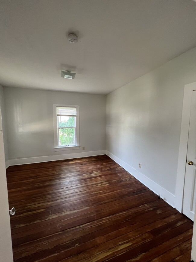 Front bed room looking South - 1918 Grainger St