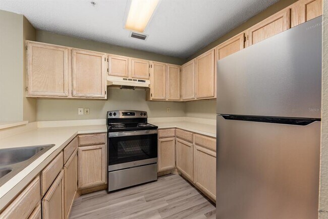 Foto del edificio - 4057 Crockers Lake Blvd