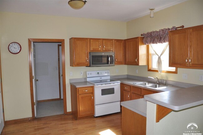 Building Photo - 2321 Brett Dr