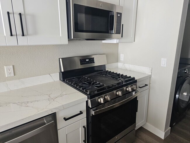 Building Photo - Beautiful Townhome For Rent
