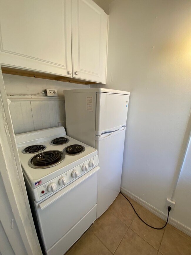 Building Photo - Cute studio in Riverside/Five Points! Walk...