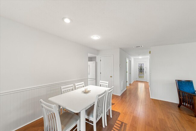 Building Photo - 725 Vivienda W Blvd