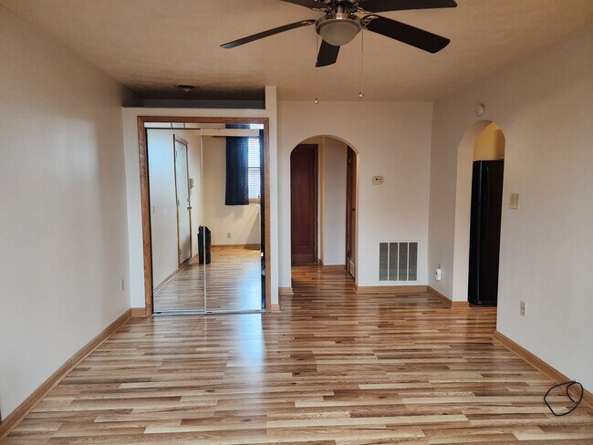Building Photo - 518 5th St