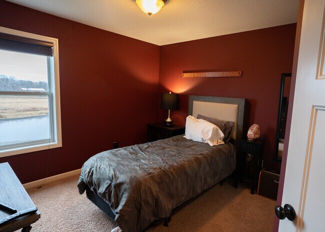 Foto del edificio - 8481 Portage Ln E