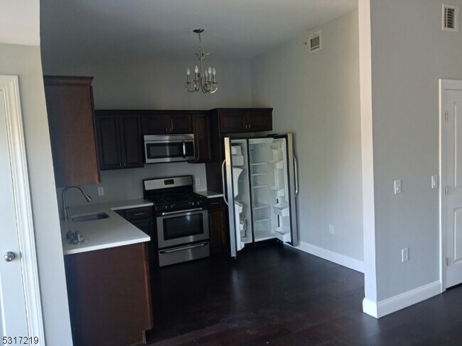 Foto del edificio - 10 Ford Ave