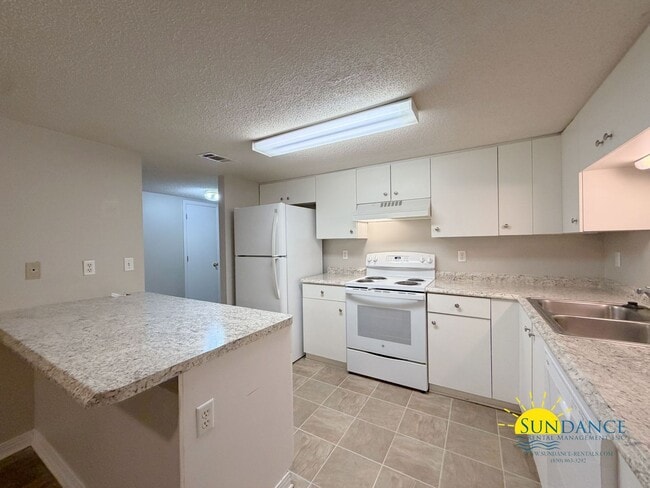 Building Photo - Newly Renovated 3 Bedroom Townhouse in Fort Walton Beach!