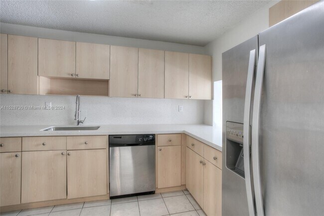 Foto del edificio - 10000 NW 80th Ct