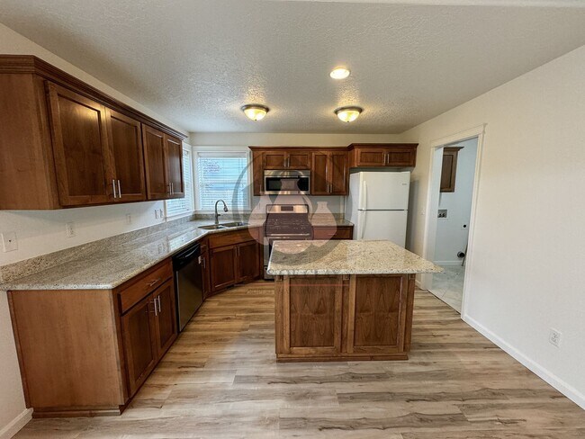 Building Photo - Single Level House Ready for move in!