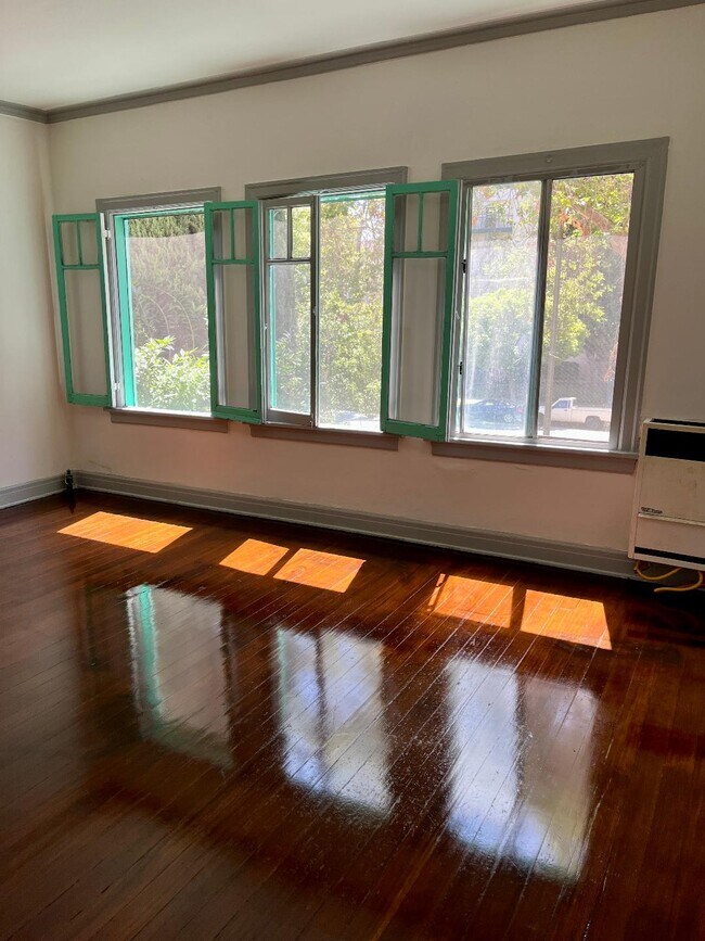 Foto del edificio - 335 S Rampart Blvd