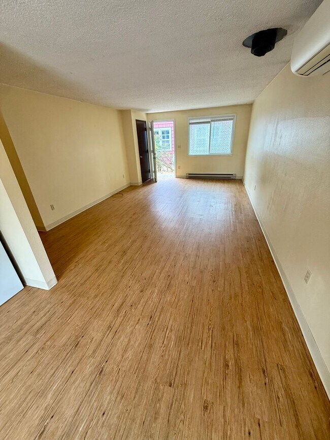 Foto del edificio - Charming 2-Bedroom, 1-Bath Duplex with Garage & Fenced Backyard