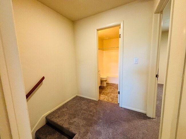 Building Photo - 2 Bedroom, 1.5 Bath Townhouse