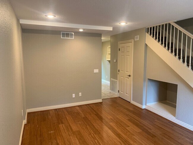 Foto del edificio - 2BR/1BA Town home in Fayetteville! Walk to UofA Campus!