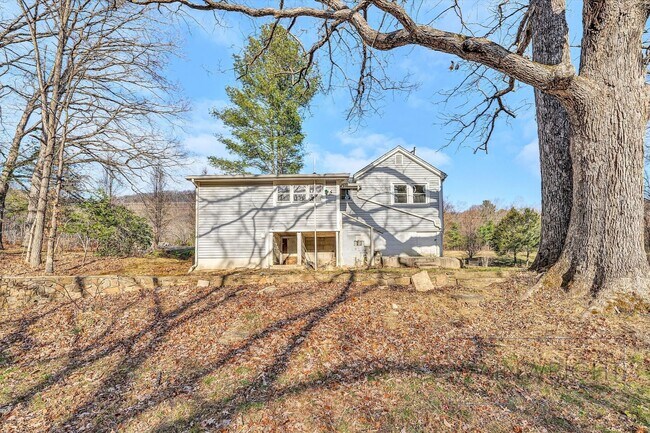 Foto del edificio - Charming Country Cottage Now Available